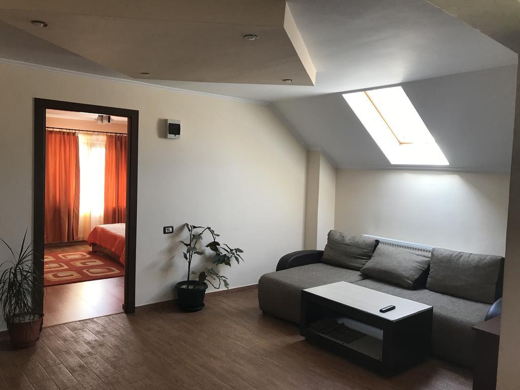 Hotel Casa Flori Călimăneşti Camera foto